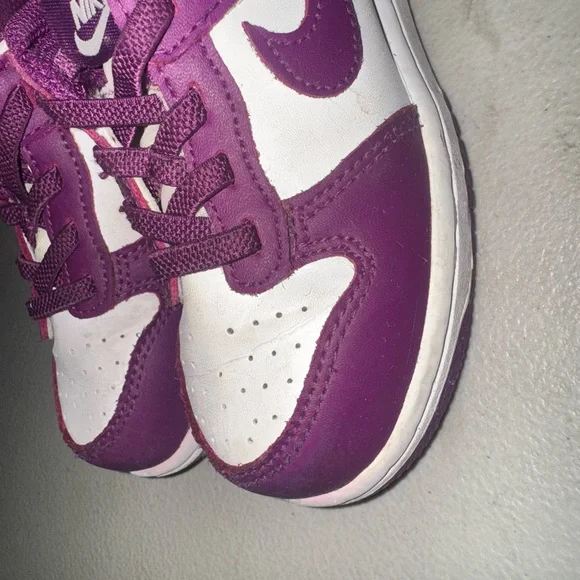 Nike Kids Sneakers in Purple and White - Picture 4 of 6